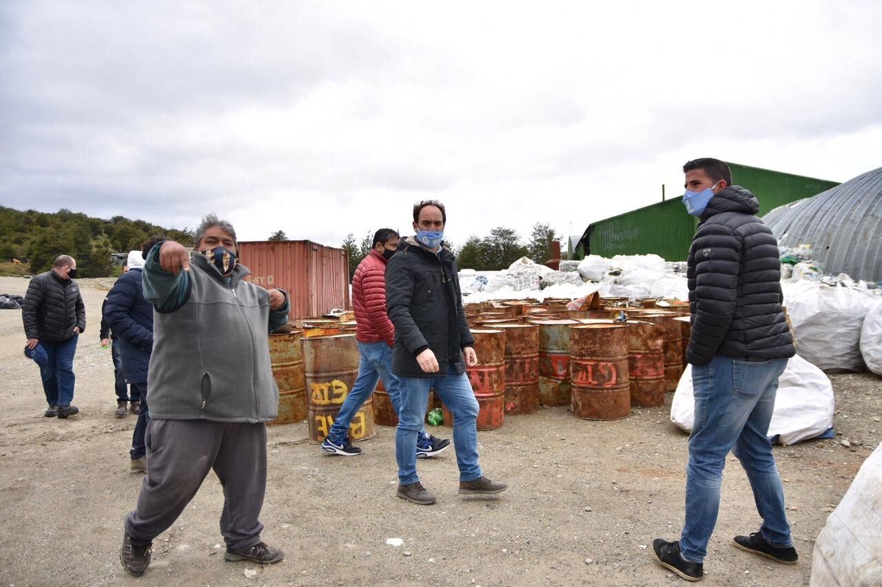 Pérez Toscani detalló que “recorrimos las instalaciones donde se realiza la separación de envases pet y latas de aluminio, con el objeto de realizar un relevamiento de infraestructura”.