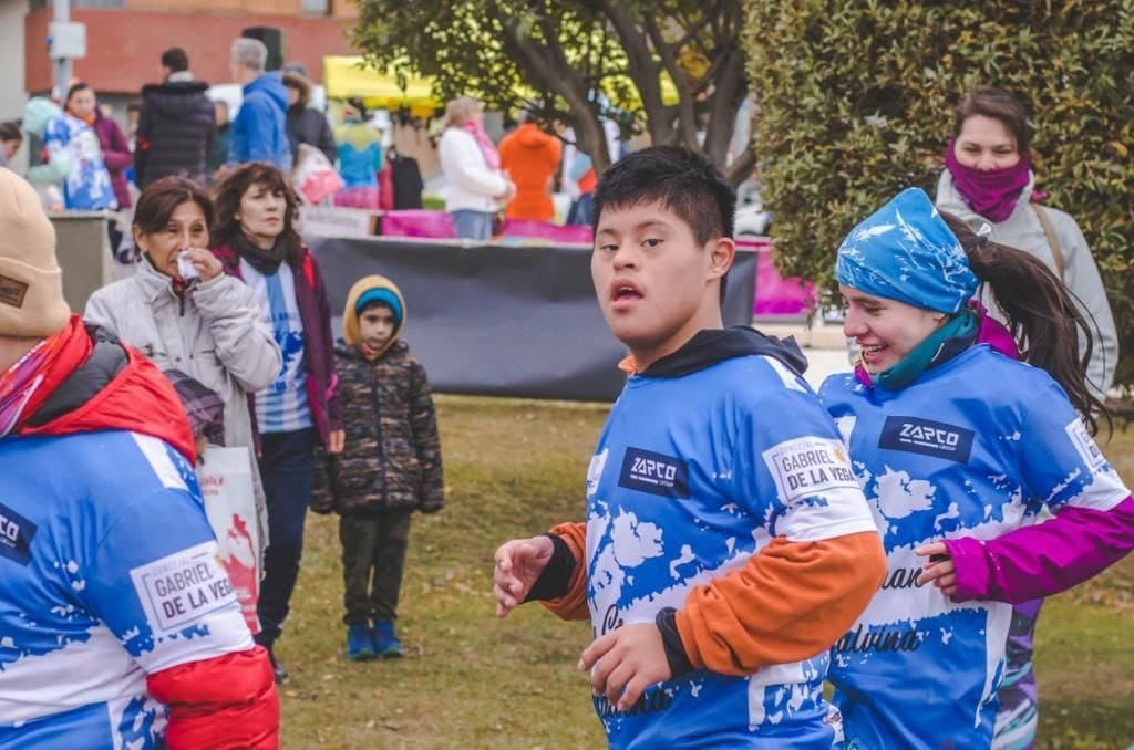 La comunidad educativa del CAAD y Kayú Chenén participaron de la carrera “Gran Malvina”.