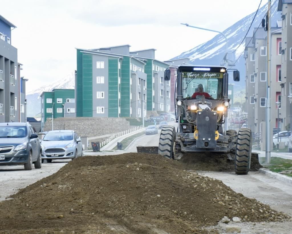 Ushuaia: realizan mejoras en calle Quinquela Martín del barrio PROCREAR