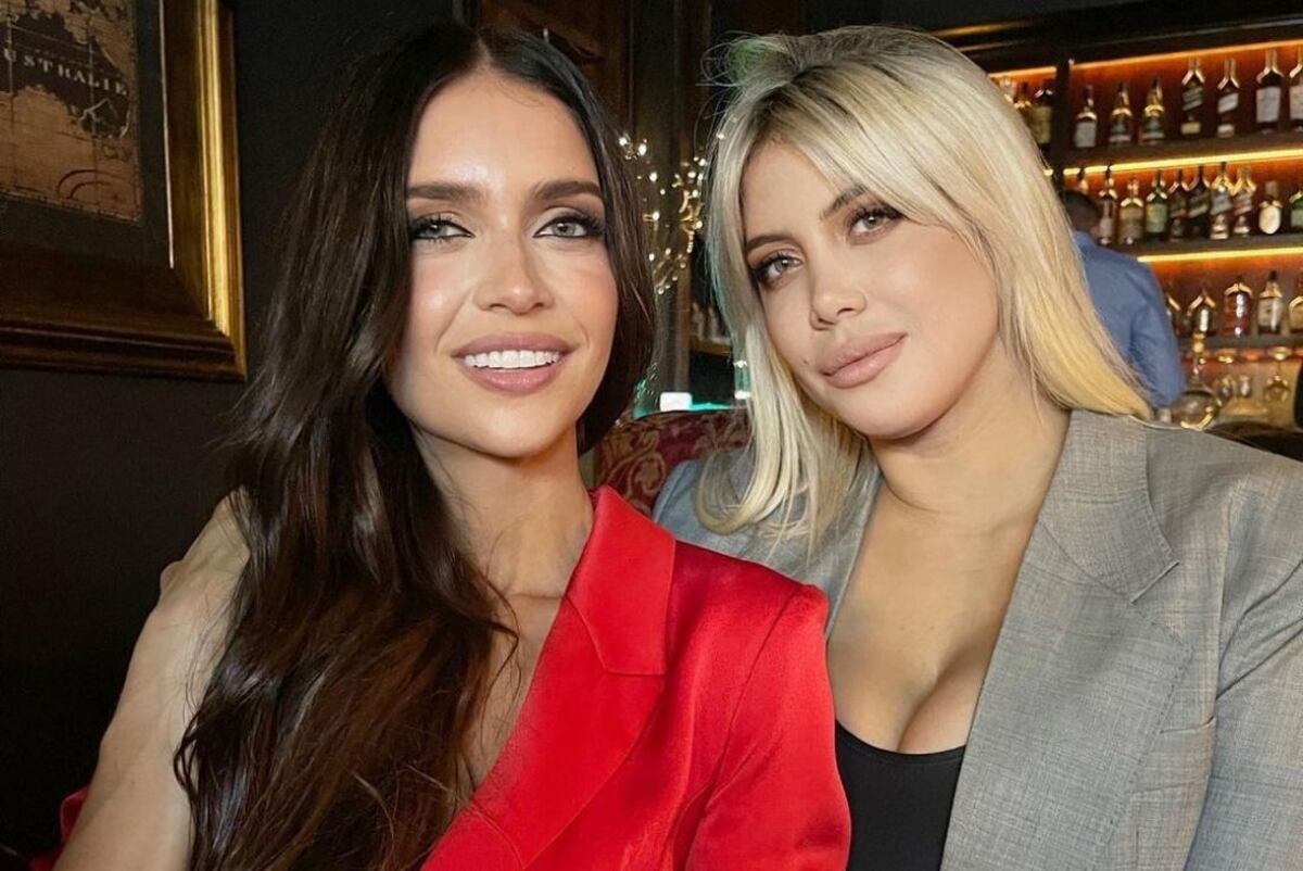 Zaira y Wanda Nara posaron desde la pileta y en pleno atardecer en Ibiza
