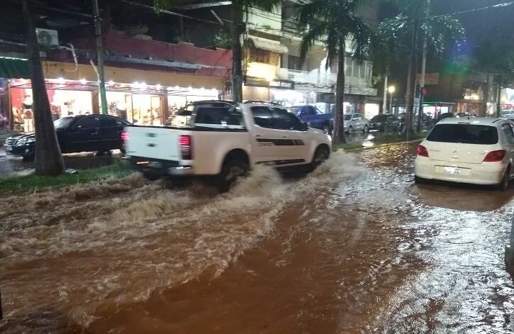 Varias calles de Puerto Iguazú se encuentran anegadas por las inclemencias del tiempo.