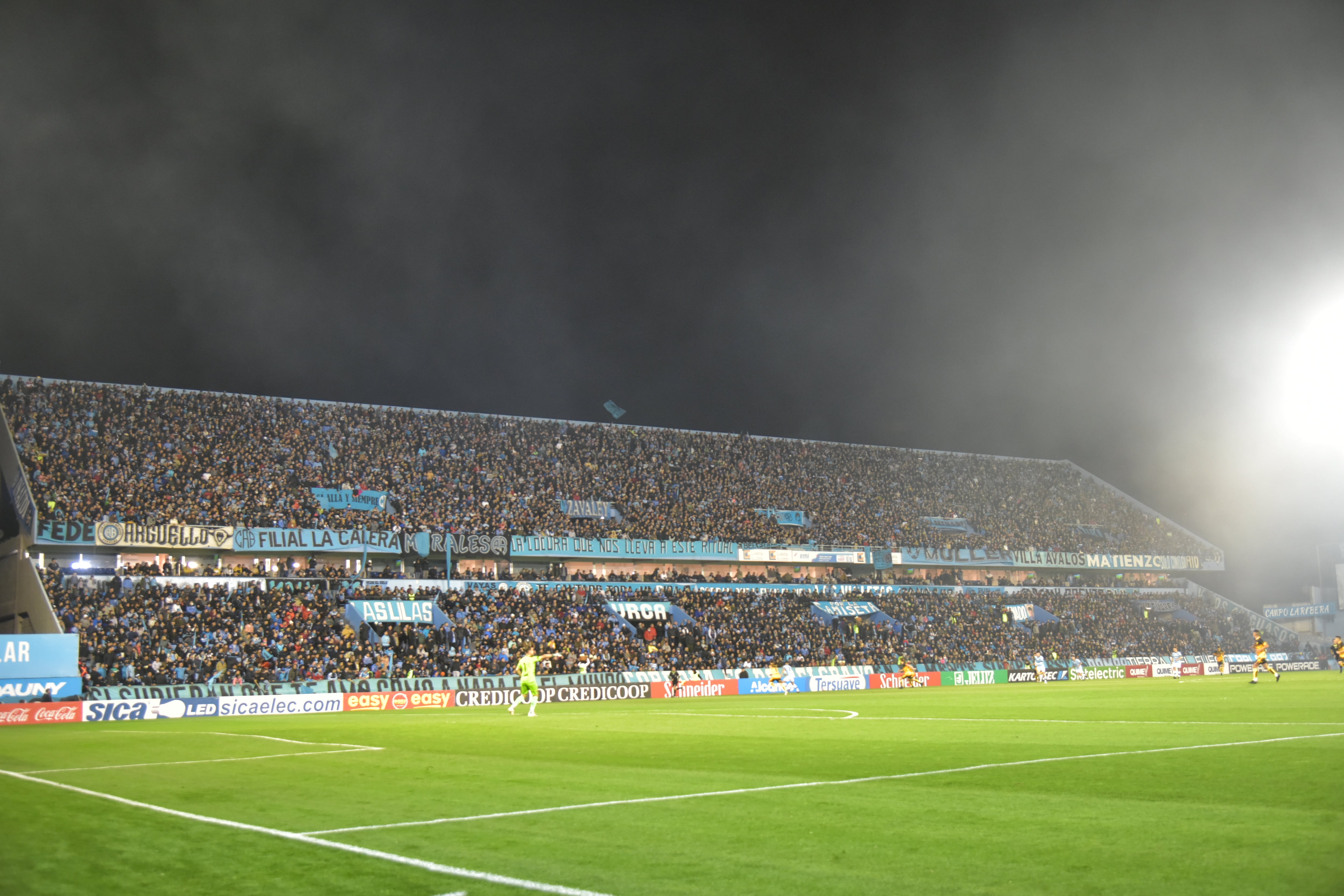 La hinchada de Belgrano en el partido ante Mitre de Santiago del Estero en el Gigante de Alberdi por la Primera Nacional. (Ramiro Pereyra / La Voz)