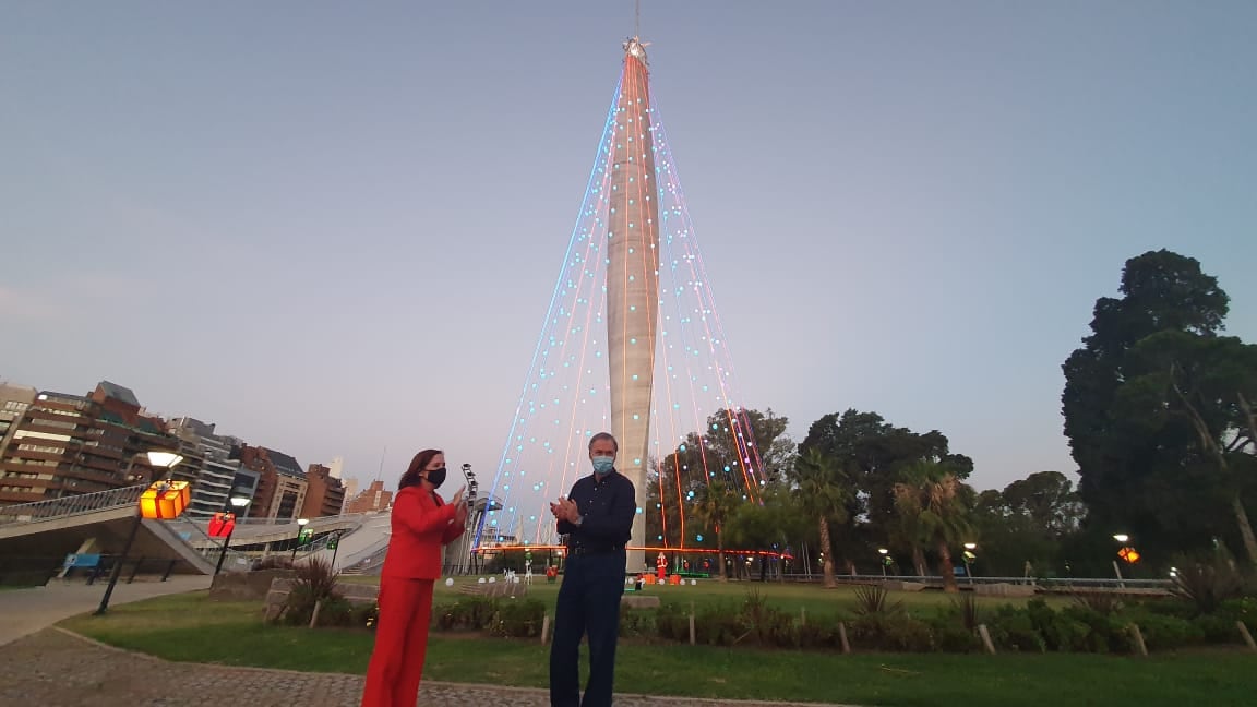 El árbol está compuesto por 44 tiras de 100 metros y 300 nuevos globos.