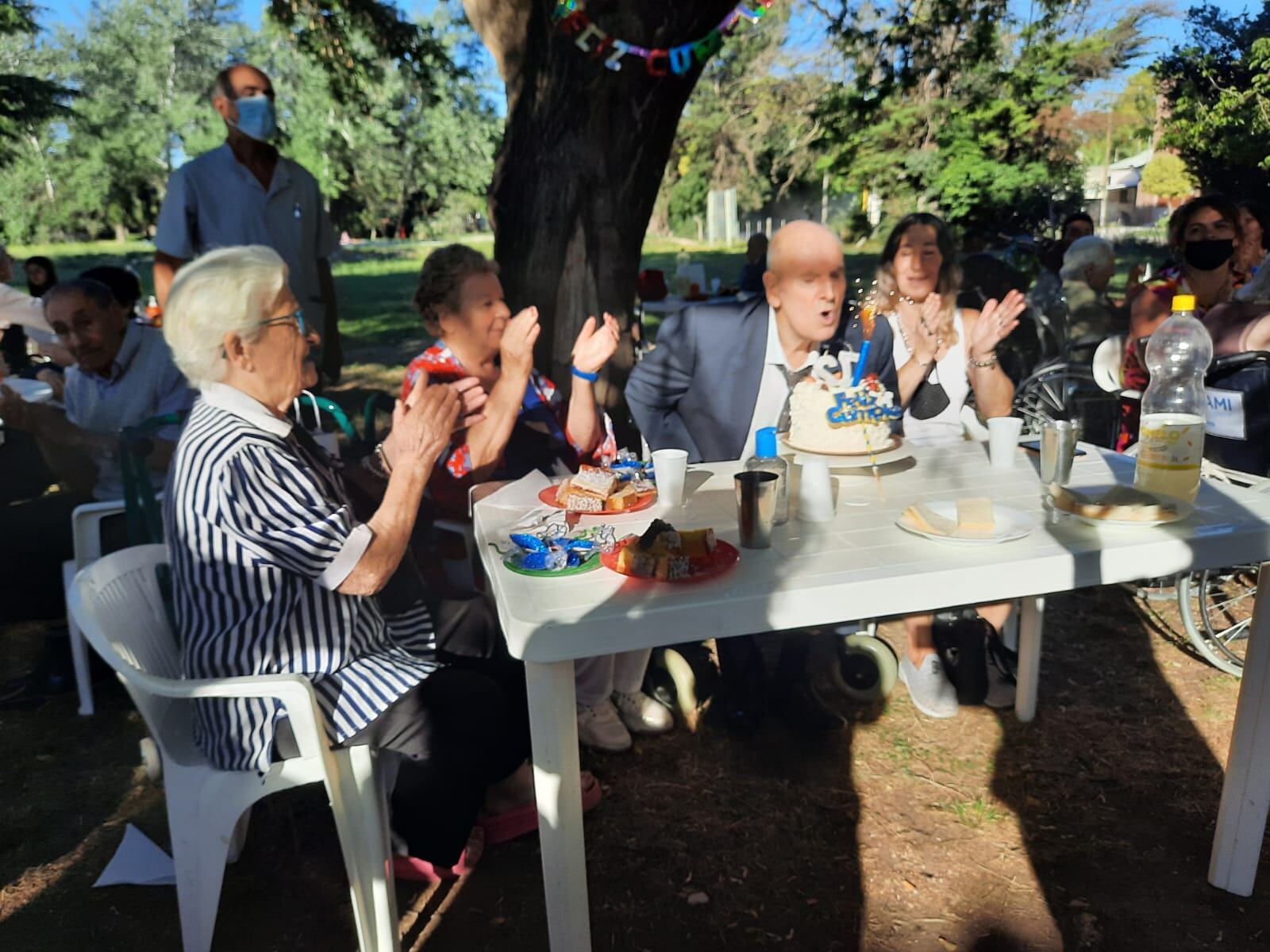 Brindis de fin de año en la residencia del Geriátrico Municipal de Tres Arroyos