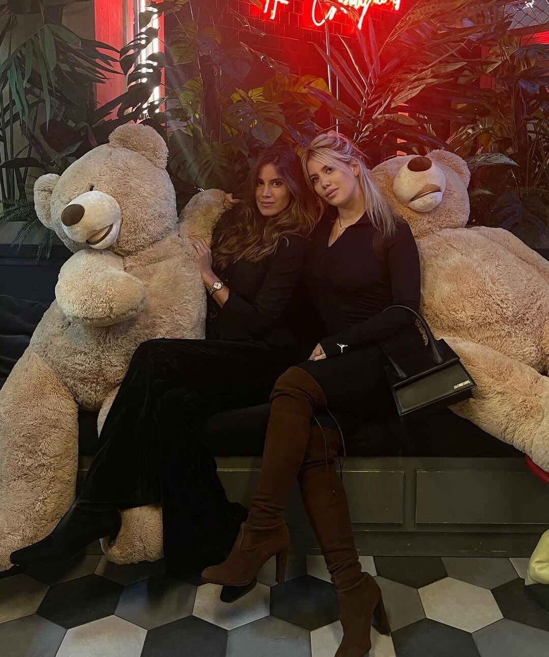 La vez que Wanda Nara posó desde París, con un catsuit negro y abrazada a un oso de peluche.