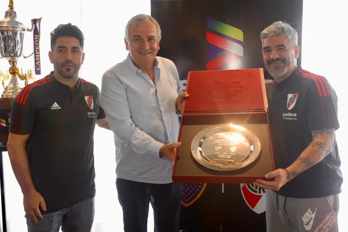 El gobernador Morales entregó un recordatorio al jugador Ariel Ortega, en reconocimiento a su importante carrera deportiva llevando siempre el nombre de Jujuy por el mundo.