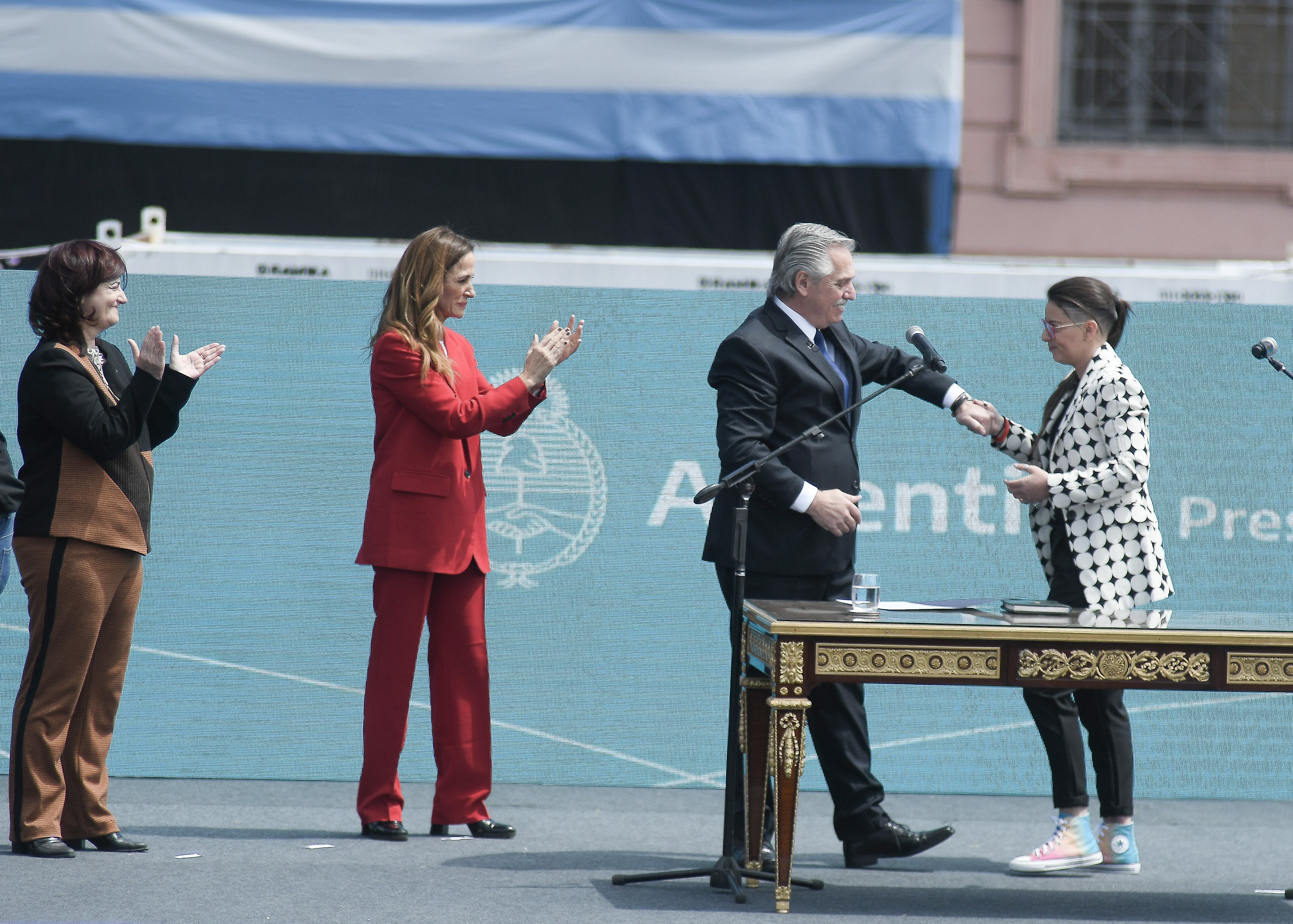 El presidente Alberto Fernández le toma juramento a Victoria  Tolosa Paz Raquel Kelly  Kismer de Olmos y Ayelén Mazzina las nuevas ministras del Gabinete. Foto Federico Lopez Claro