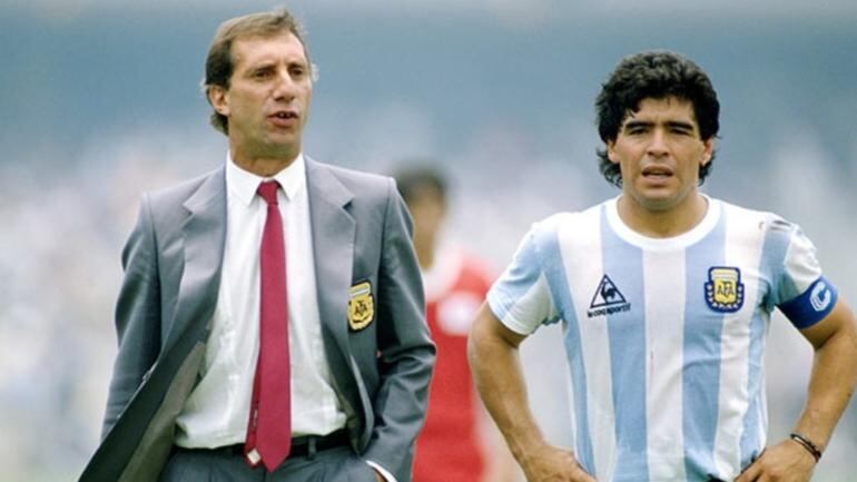 La postal de los líderes del equipo, dentro y fuera de la cancha: Carlos Bilardo y Maradona. 