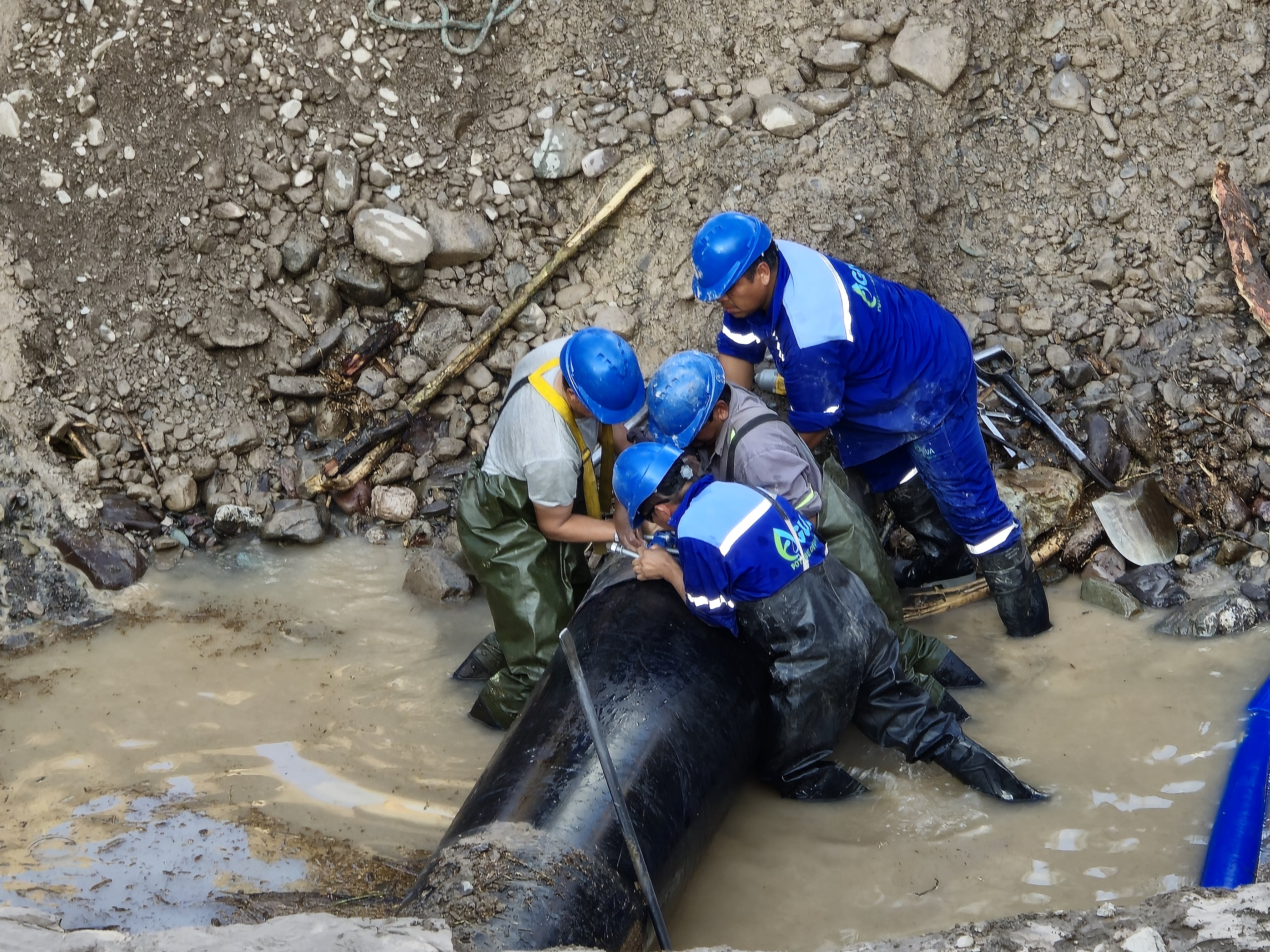 Operarios de Agua Potable trabajando en la reparación del grueso caño de 630 mm de diámetro, el pasado 30 de diciembre.