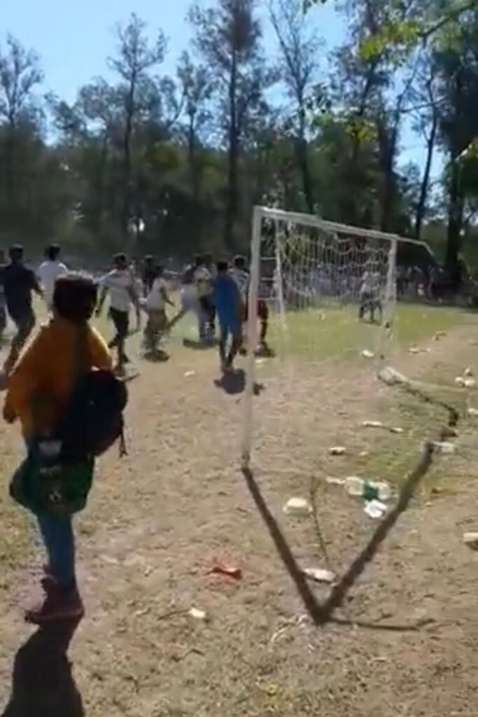 El enfrentamiento comenzó luego de que una madre ahorcara al niño que chocó con su hijo durante el partido.