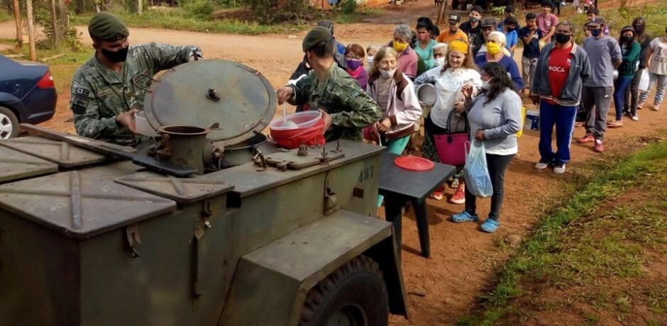 La comida es elaborada y repartida por el Ejército Argentino a alrededor de 600 comensales todos los días.