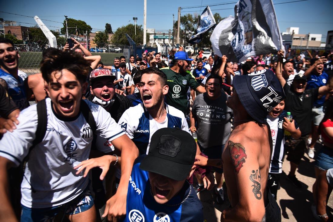 Hinchas de Talleres en la Boutique de Barrio Jardín esperan ver el ultimo entrenamiento  del equipo antes del viaje   a Santiago del Estero. (Pedro Castillo /La Voz)