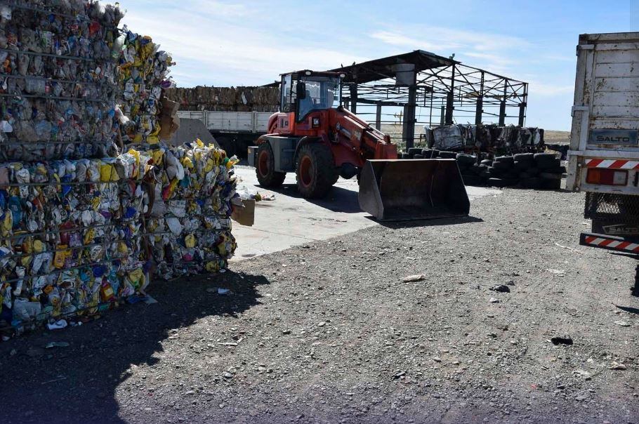 concretó dos semirremolques completos: uno con vidrio y el otro con papel y cartón.