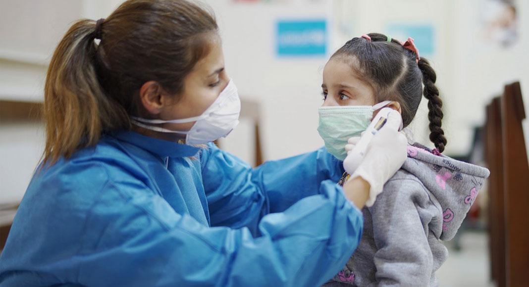 Niños y niñas pueden contraer el virus. Y lo contagian. (AP)