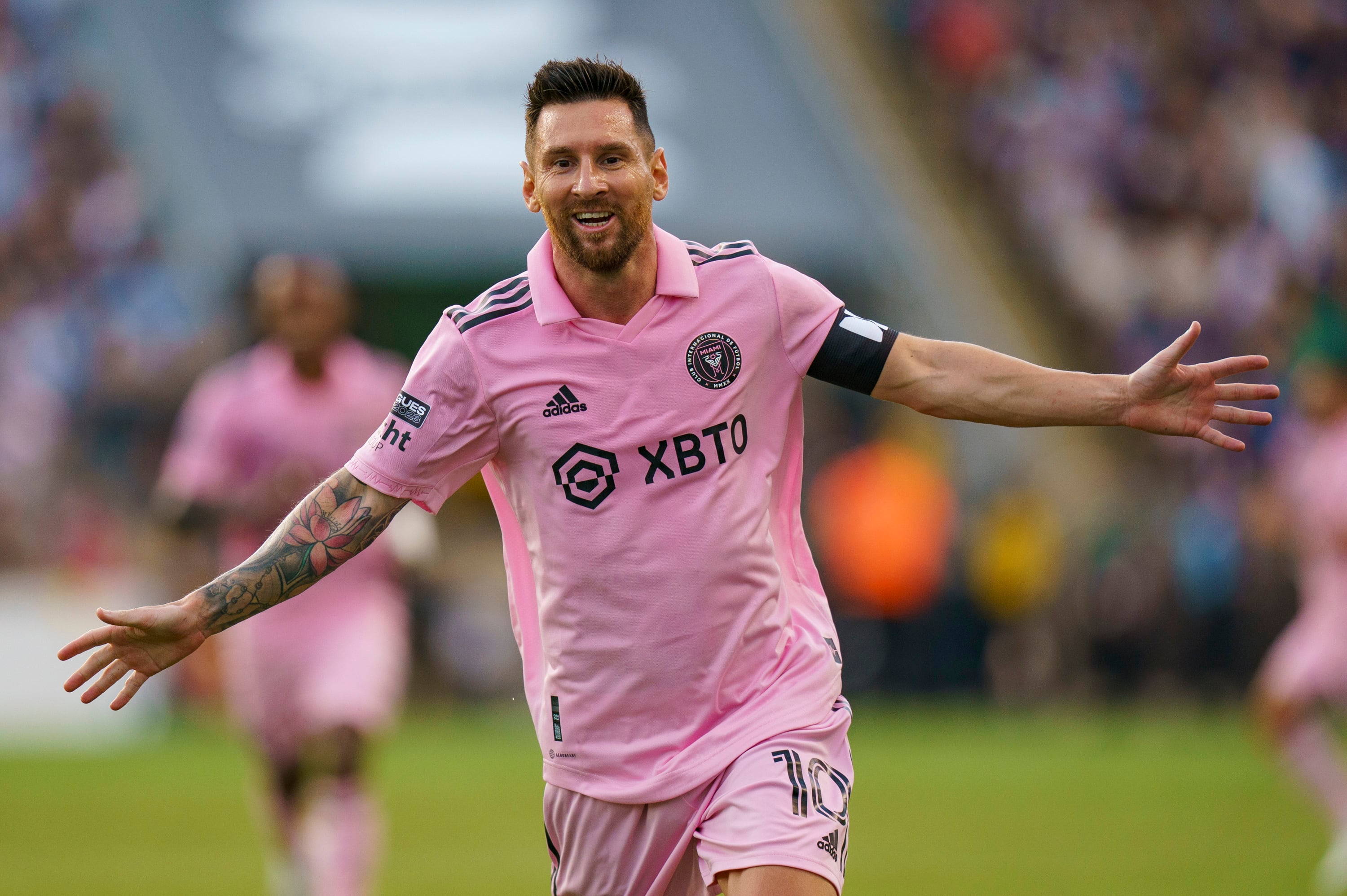 El argentino Lionel Messi, del Inter Miami, festeja tras anotar ante el Union de Filadelfia en las semifinales de la Leagues Cup, el martes 15 de agosto de 2023 (AP Foto/Chris Szagola)