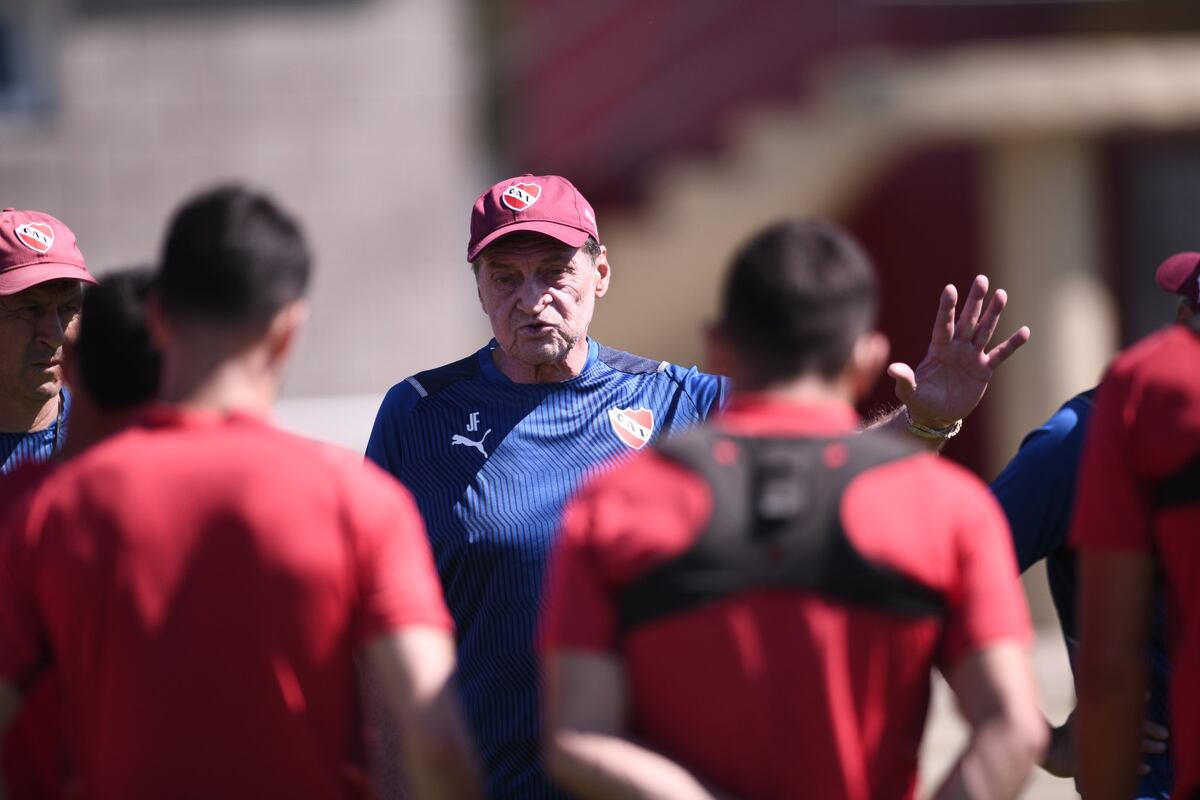 Julio César Falcioni volvió a los entrenamientos de Independiente