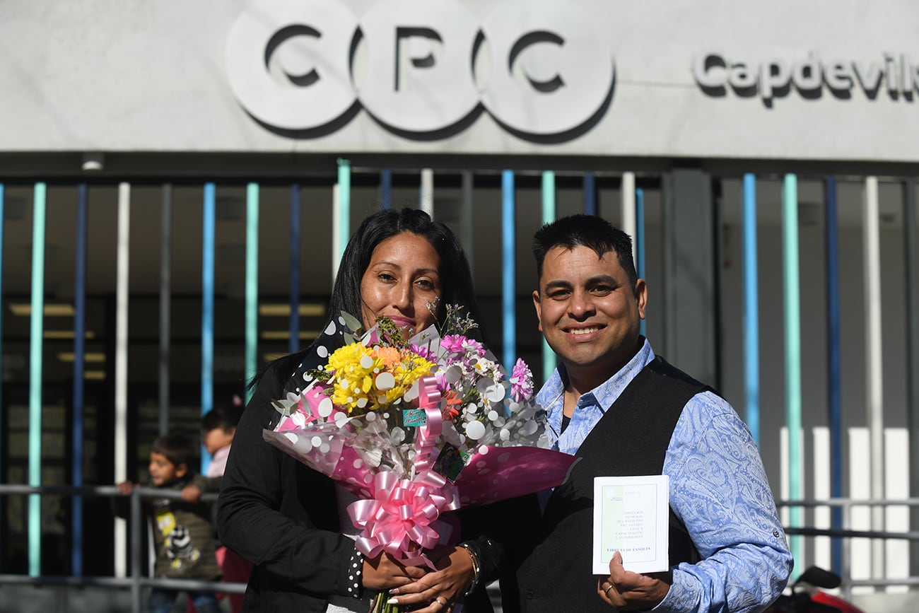 Erica Martínez y Augusto Villagra se casaron un martes 13 en el CPC de Capdevilla.