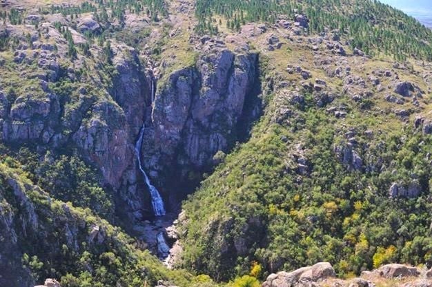 El pueblo serrano de Córdoba que tiene decenas de balnearios y una cascada de 115 metros de altura.