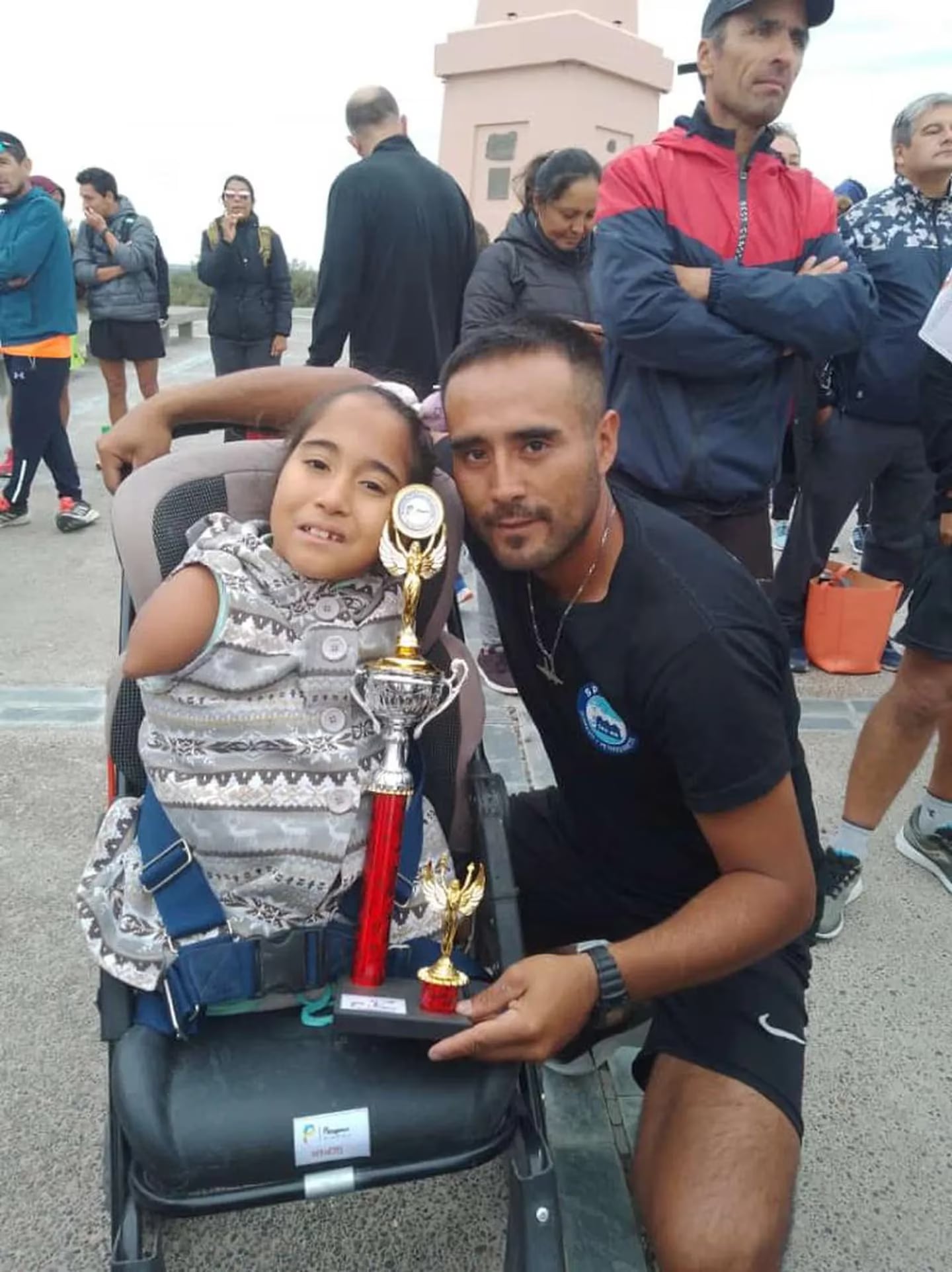 El padre y la hija que participaron juntos en una maratón.