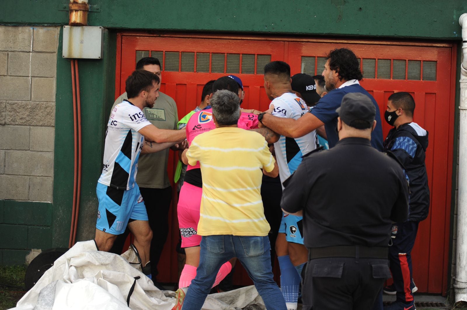 Los jugadores de Racing perdieron el control y Chiquito Bossio tuvo que separar (Federico López Claro).