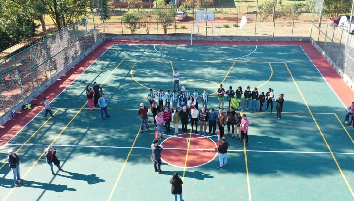 Reacondicionan un espacio deportivo en Gobernador Roca.