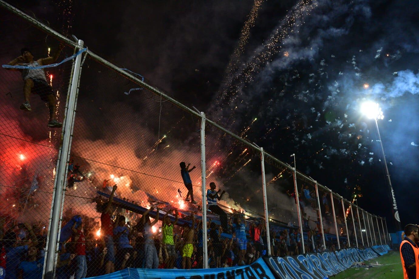 Pirotecnia en el cierre del clásico entre Belgrano y Talleres por la Copa de la Liga Profesional. (La Voz)