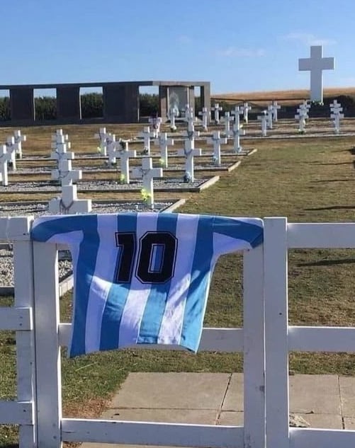 La camiseta Argentina de Diego Maradona flameó en el cementerio de Darwin.