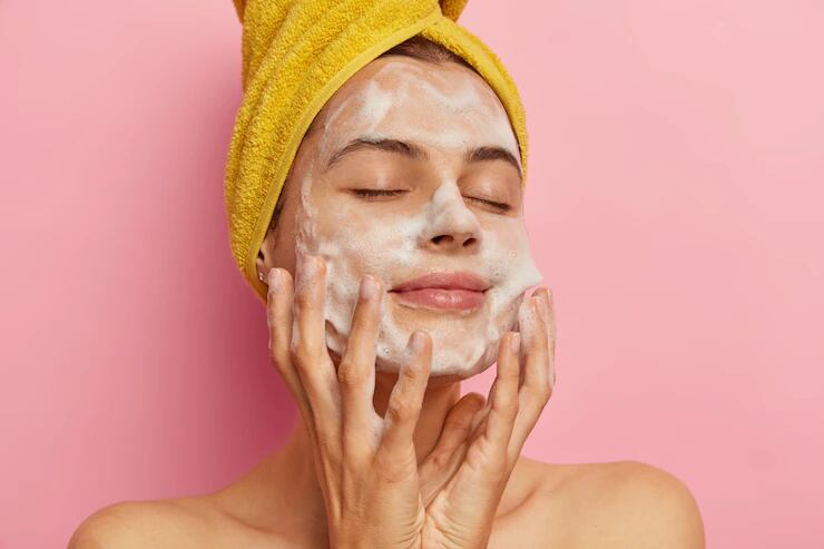 Skincare en verano: es importante estar hidratado y evitar exponer la piel a largos períodos de sol.