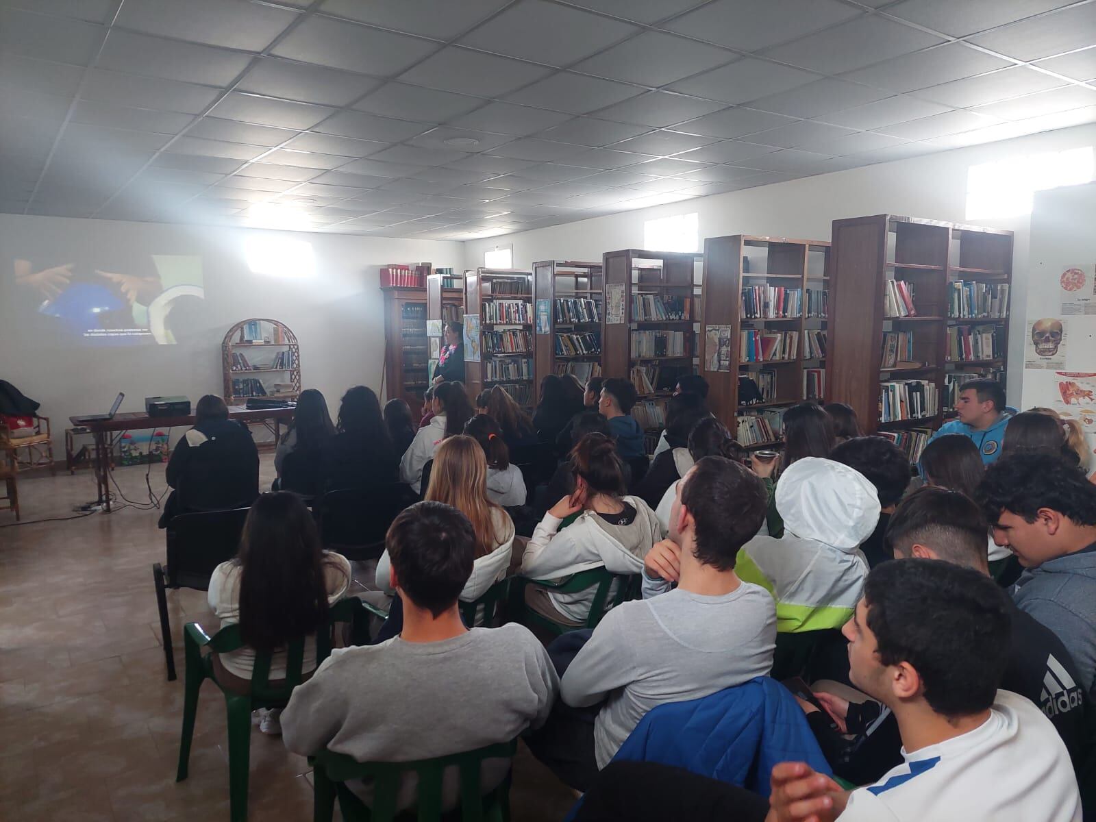 Charla sobre seguridad vial en la Escuela Nº 10 de Claromecó