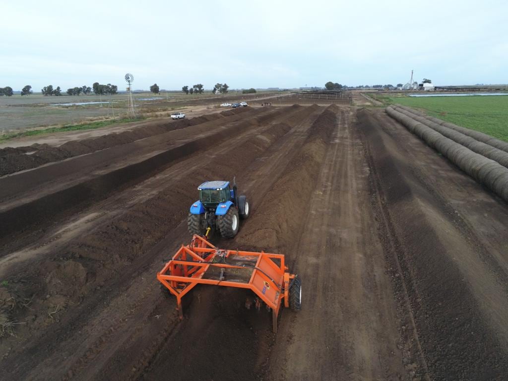 Un tractor en el establecimiento La Criolla, de Buenos Aires, en pleno proceso de elaboración del compost. (Gentileza Inta Córdoba)