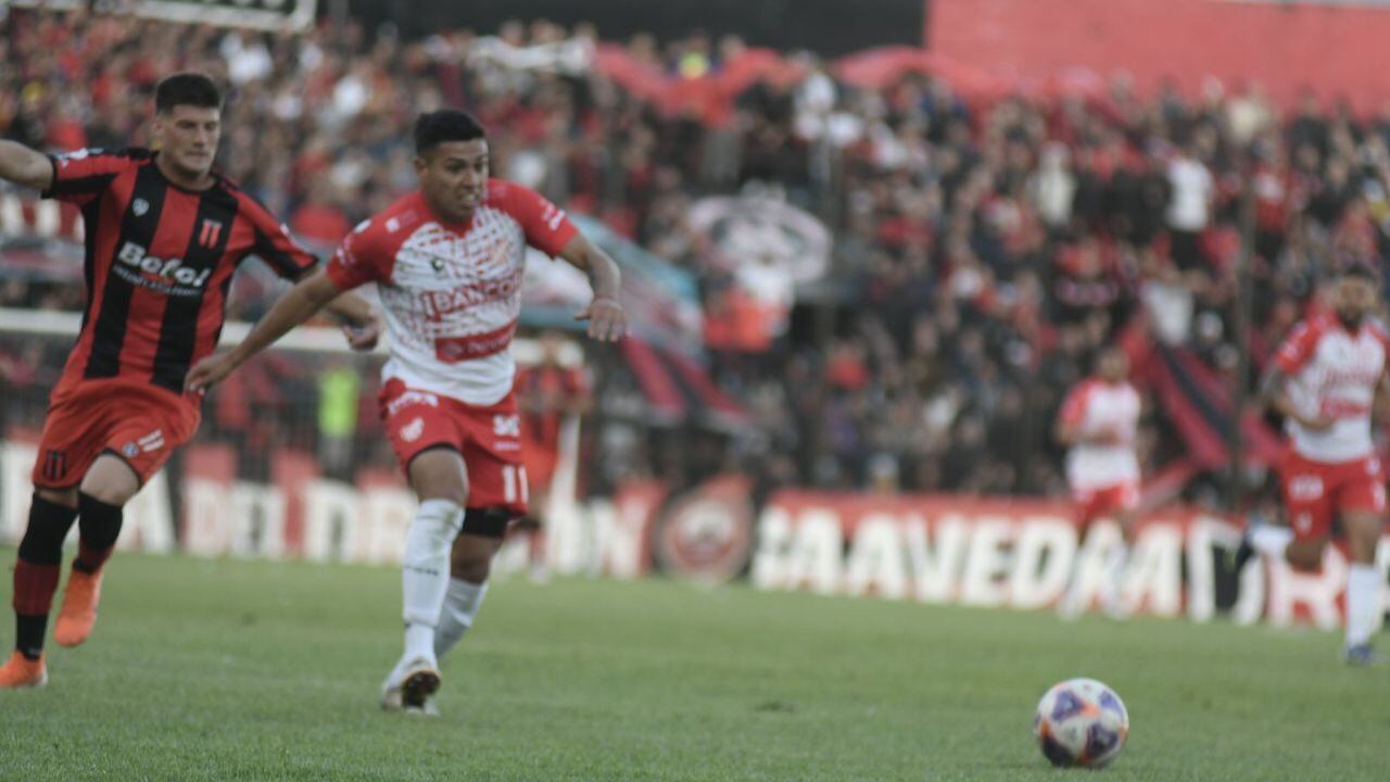 Instituto y Defensores protagonizan un partido lleno de adrenalina.