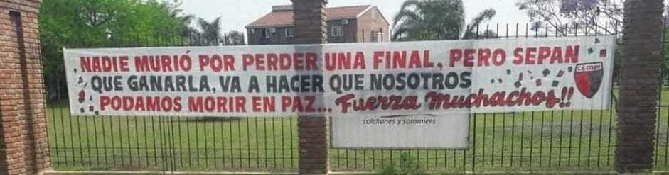 Parte de la hinchada decidió acercarse al predio y dejar un pasacalle en medio de las restricciones sanitarias que prohíben reuniones en espacios públicos.