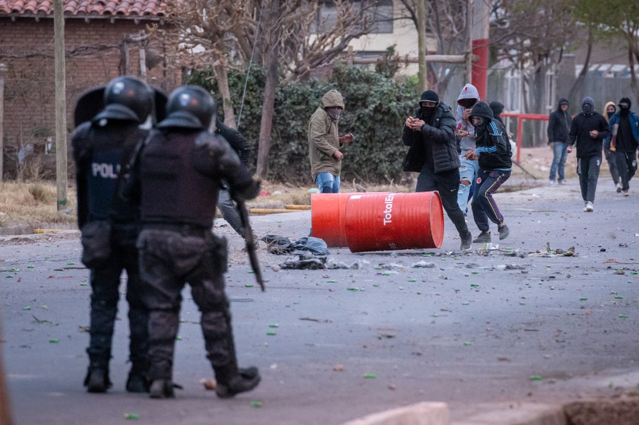 Efectivos policiales de la Unidad Motorizada de Acción Rápida y personal de otras fuerzas se enfrentaron con un grupo de personas en el interior del barrio Sant Teresita de Las Heras.
Según trascendió, cerca de las 15 de este martes un grupo de personas se reunió frente al depósito de Átomo supermercados ubicado en calle Álvarez Condarco, entre calle Los Lapachos y Dorrego. El grupo, la mayoría hombres jóvenes, quería iniciar un “piquete” frente al mencionado deposito.

Foto: Ignacio Blanco / Los Andes 