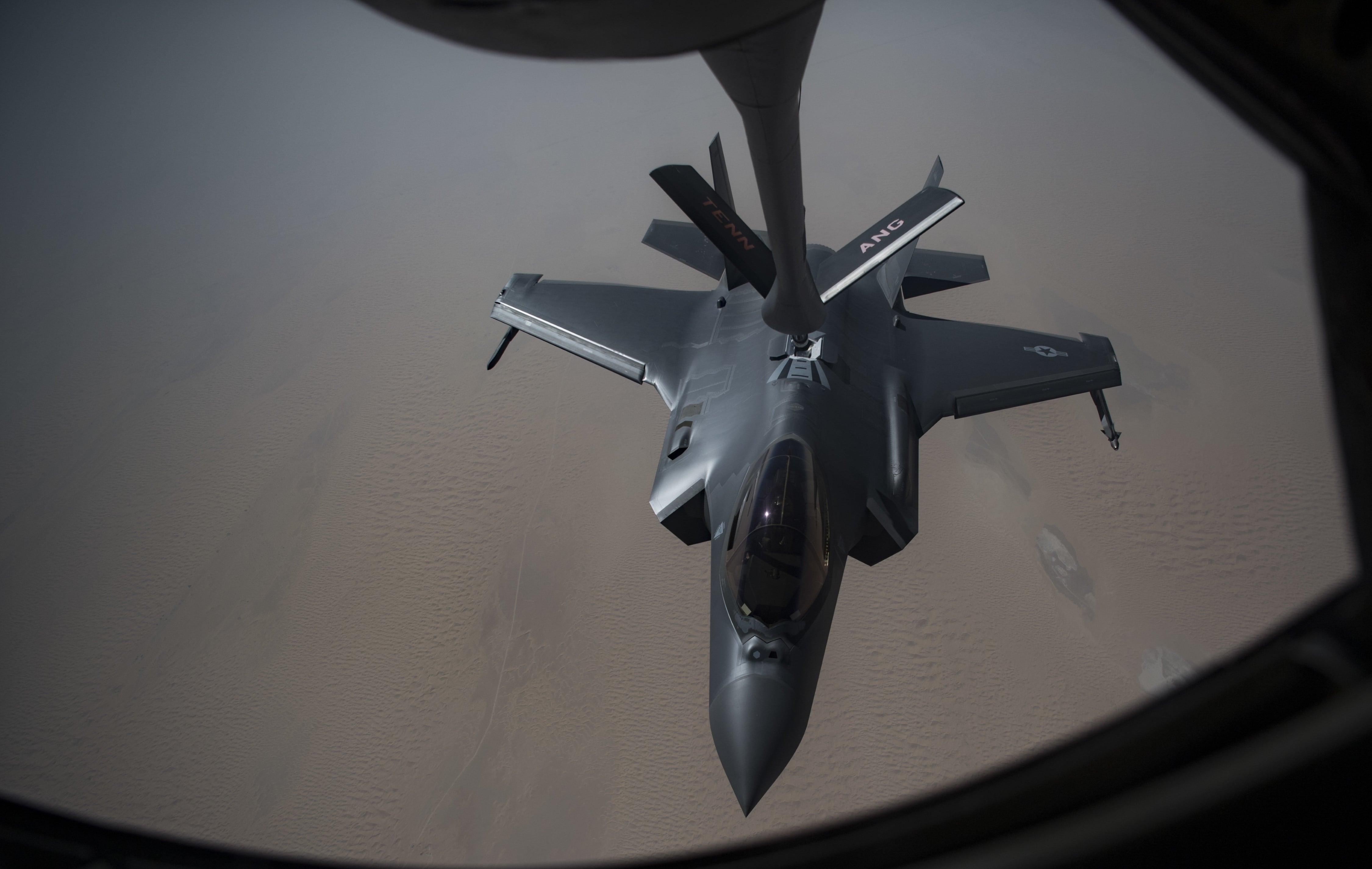 Un aviador que pilota un F-35A Lightning II recibe combustible de un KC-135 Stratotanker del 28° Escuadrón de Reabastecimiento Aéreo Expedicionario. (Keifer Bowes / Fuerza Aérea de EE. UU. / Polaris)