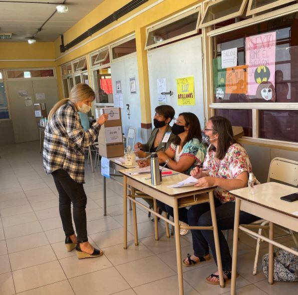 Cynthia Hotton votó en Campana.