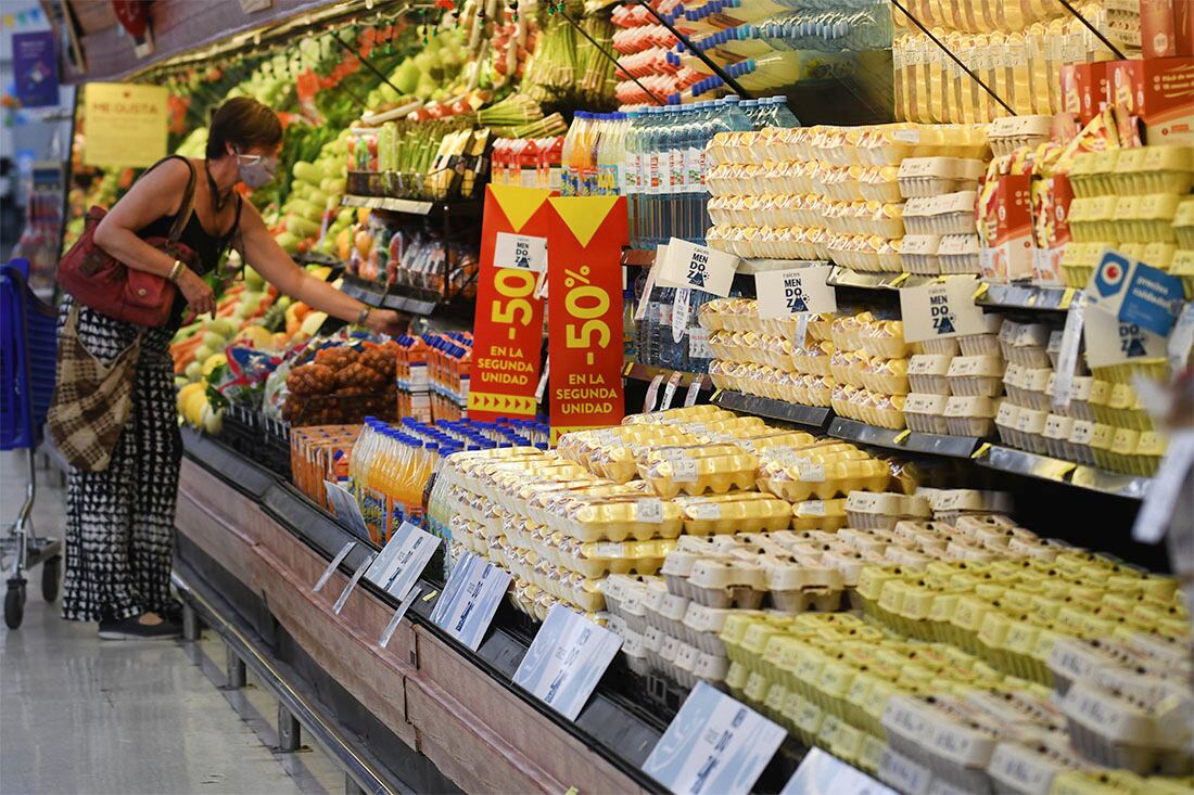 Mercadería en las góndolas de los supermercados y precios cuidados.
Mercadería en el Hipermercado HIPER Chango Mas de Guaymallén.