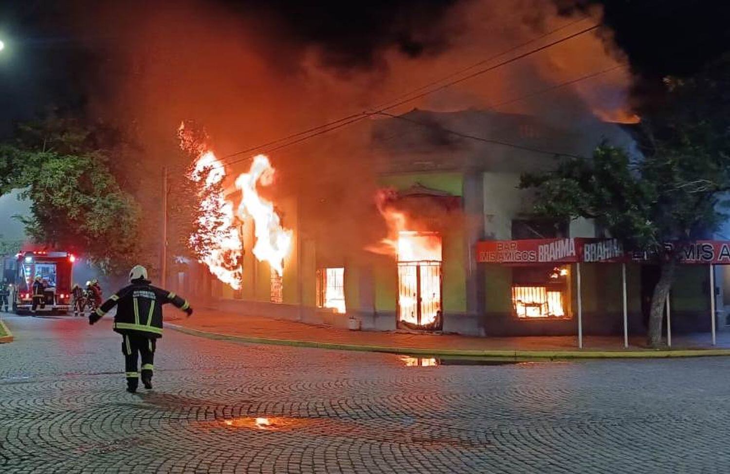 El incendio en el histórico bar de San Francisco.