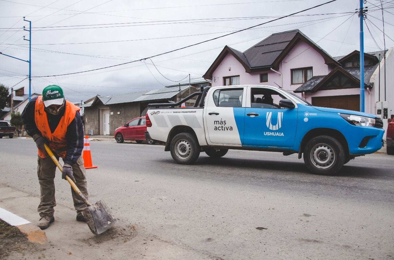 La Municipalidad de Ushuaia realizó trabajo de limpieza con personal de Higiene Urbana y de pintura y demarcación de cordones por cuadrillas de Servicios Públicos.