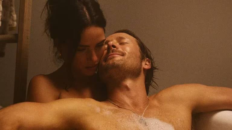 Adria Arjona y Glen Powell en Hitman.