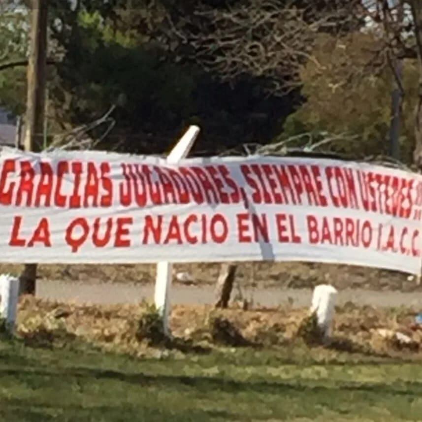 Algunos socios colgaron la bandera y luego hablaron con los referentes del plantel de la Gloria en la semana previa al partido ante Almirante Brown