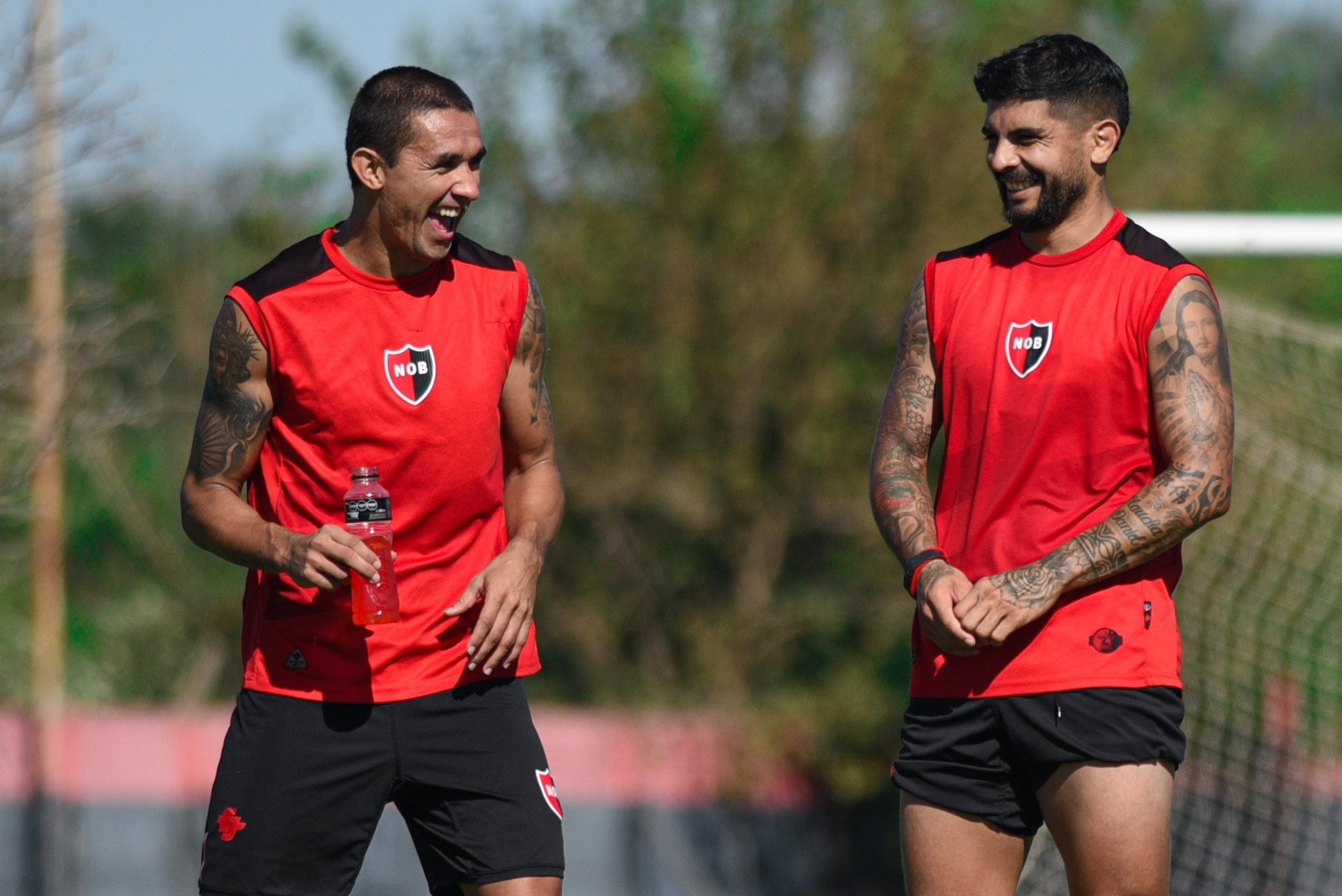 El defensor se reencontró con Banega a pura sonrisa.