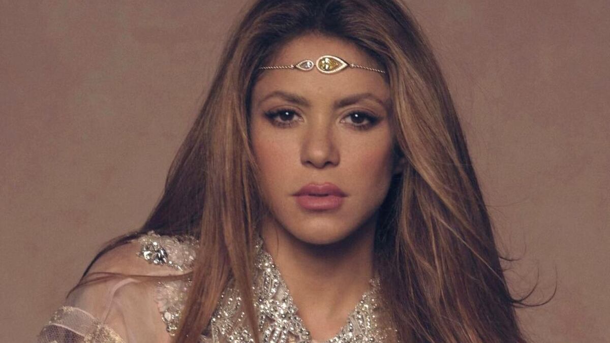 “Las mujeres ya no lloran, las mujeres facturan”: cuánto costó el icónico vestido de Shakira en efecto mojado