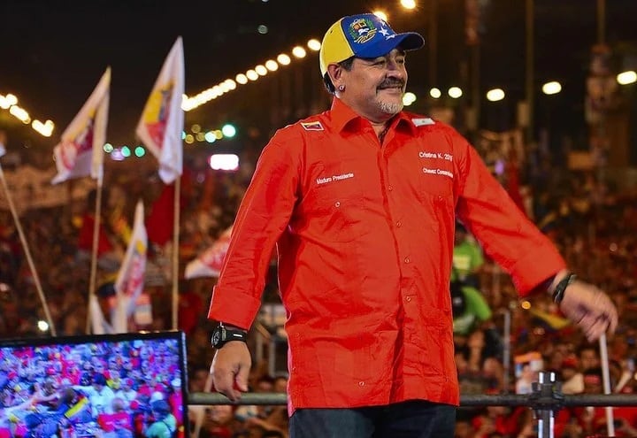 Maradona con la camisa que le regaló Nicolás Maduro