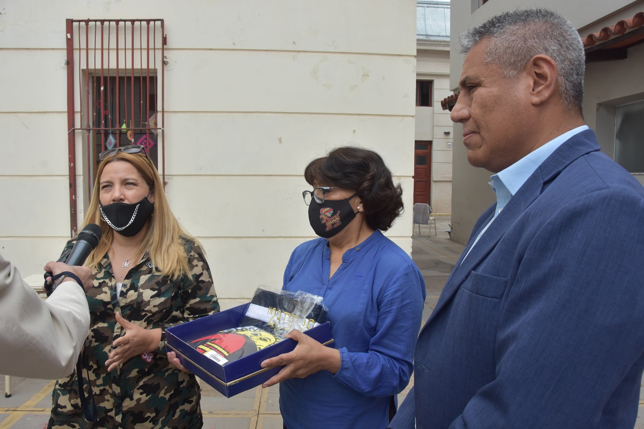 La docente Lorena Martínez Brajer (izq.) y la directora Hortensia Valerio, de la Escuela Provincial de Artes n° 1 “Medardo Pantoja”, junto al diputado provincial Gaspar Santillán, tras recibir la Bandera Nacional de la Libertad Civil de ceremonias donada por la Legislatura al establecimiento educativo.