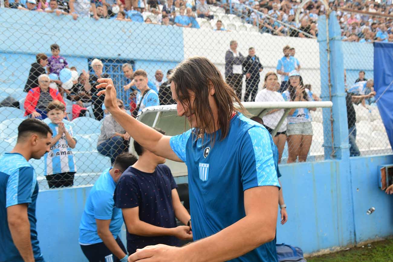 Racing -Alvarado en nueva italia. racing dirigido por Olave ( Ramiro Pereyra /La Voz)