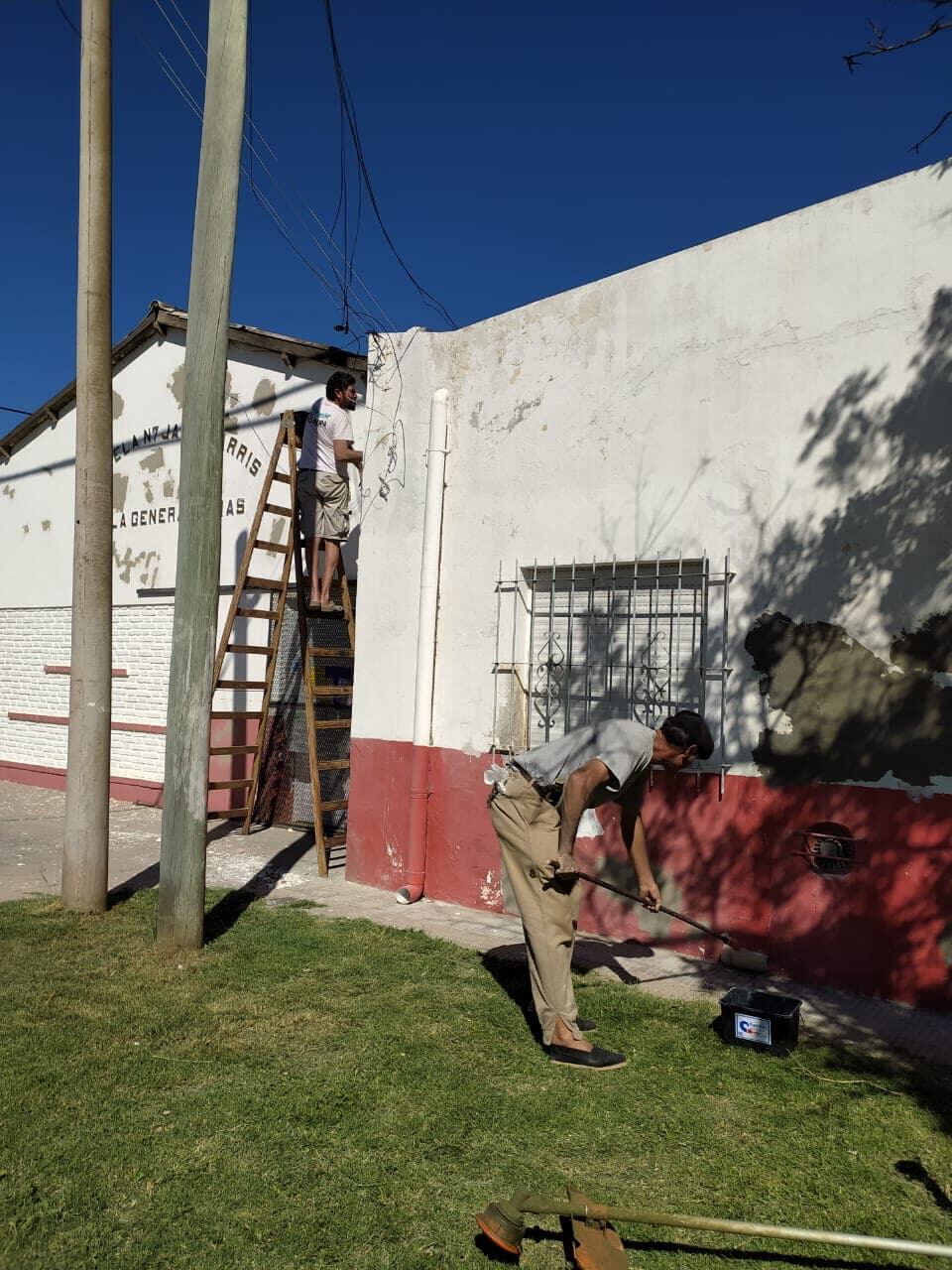 Juntaron dinero propio y pintaron su escuela