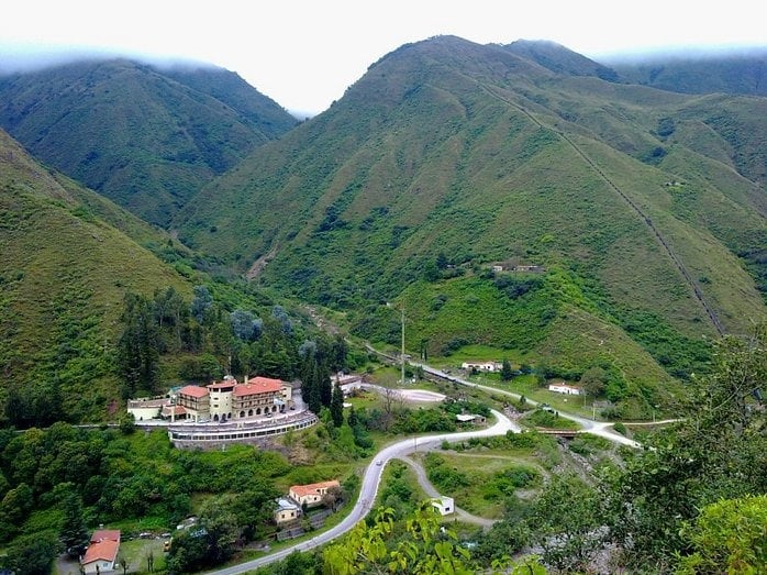 Las regiones Valles y Yungas presenta interesante propuestas para estas minivacaciones en Jujuy. En la imagen, el complejo Termas de Reyes.