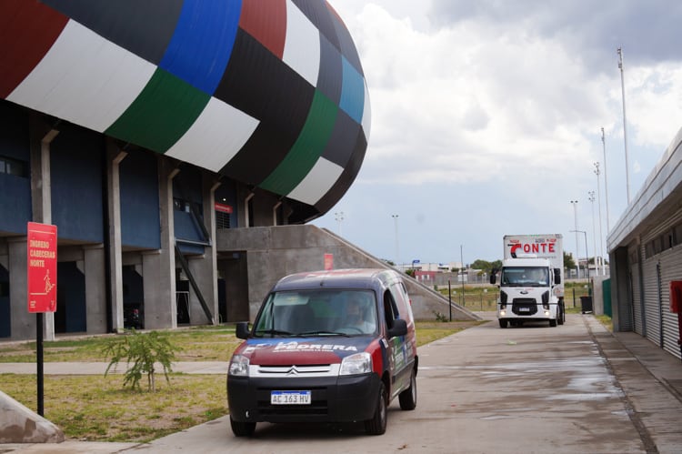 Voluntarios de Tapiteros VM llenaron un camión con tapitas, papel y latas, que partió desde La Pedrera rumbo a la fundación Garrahan.