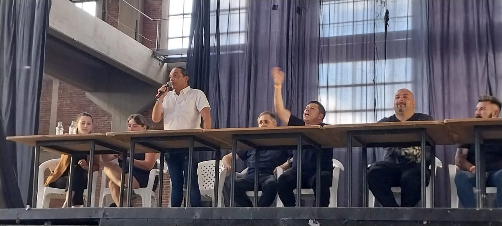 Fittipaldi convocó una asamblea para las 14, pero se postergó para las 15.