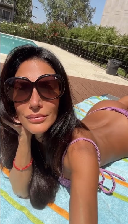 En microbikini lila, Silvina Escudero tomó sol y dejó suspirando con su bronceado a su fans.